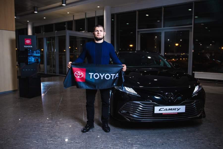 В рамках сотрудничества официальным автомобилем Хабиба станет модель Toyota Camry нового поколения, для продвижения которой на российском рынке уже использовалась тема смешанных единоборств.